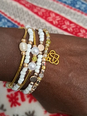 Brazalete Brazo Caramelo Cuentas Elásticas Pila, Blanco y Dorado Foto 1 de 4