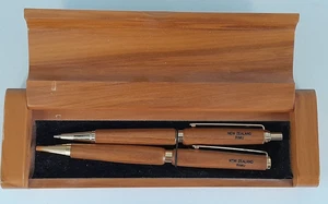 New Zealand RIMU Ballpoint Pen & Pencil Set in Wooden Case A9 G461 - Picture 1 of 14