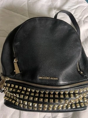 Mochila Michael Kors Rhea de cuero negra con detalle dorado tachonado Foto 1 de 2