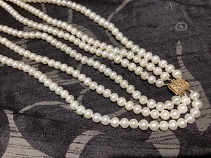 Cultured pearl three strand necklace with gold clasp. 14k. - Picture 1 of 6