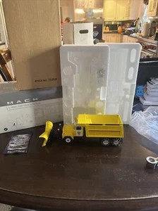 2000 First Gear 1/34 R-Model Mack Dump Truck With Plow White Plains 19-2608 NIB - Picture 1 of 14