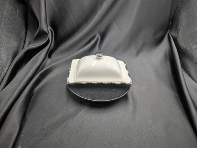 Plato de mantequilla Strawberry Street 10 blanco con detalles plateados Foto 1 de 4