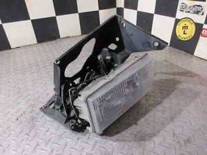 97-04 2004 C5 CORVETTE CONVERTIBLE LEFT HEADLIGHT BRACKET DRIVER SIDE 16523661 L - Foto 1 di 10