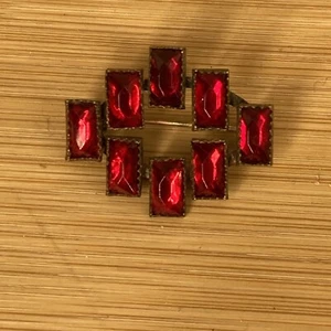 Vintage Brooch Bronze Tone Red Faceted Lucite Stone Art Deco 1 Inch - Picture 1 of 8