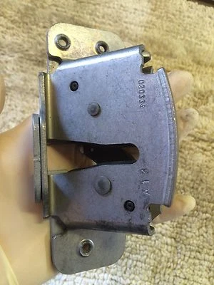 Dodge Grand Caravan 2010 pestillo de puerta deslizante trasero derecho OEM Foto 1 de 4