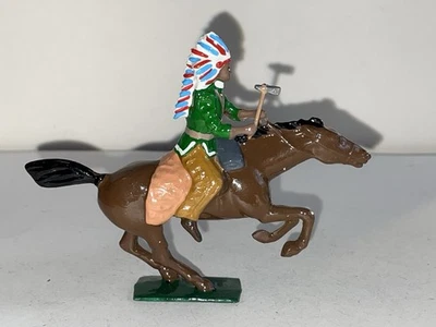 Soldado de juguete de plomo británico - indio en caballo de cría con hacha Foto 1 de 4