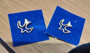 2 Dove Lapel Pins - Picture 1 of 2