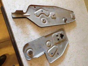 1970 1971 FORD TORINO COBRA CYCLONE RANCHERO FRONT DOOR GLASS BRACKETS P/S - Picture 1 of 2