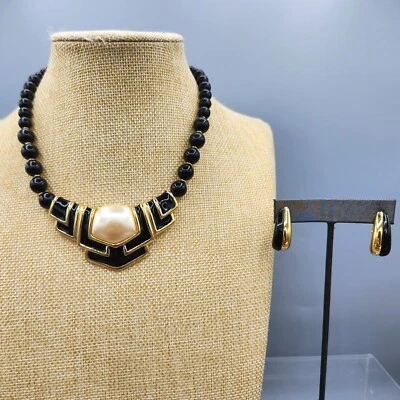 Collar y pendientes de clip Napier de la década de 1980 esmalte negro lucita tono dorado imitación perlas Foto 1 de 4
