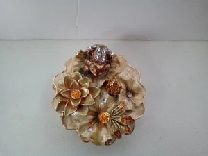 GOLD EMAILLE MAGNEKTISCHE SCHMUCKSCHATULLE VERZIERT GARTEN BLUMEN & FROSCH RUND SCHÖN - Bild 1 von 7