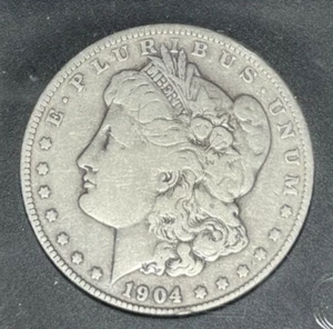 DÓLAR DE PLATA MORGAN 1904 ~ FINO ~ BONITA MONEDA ~ SOPORTE REF# - Imagen 1 de 4