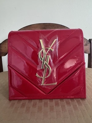 NUEVO YSL Rojo Patente Tocador Estuche Difícil de Encontrar GWP Diseñador Logo En Tienda Regalo Exclusivo Foto 1 de 4