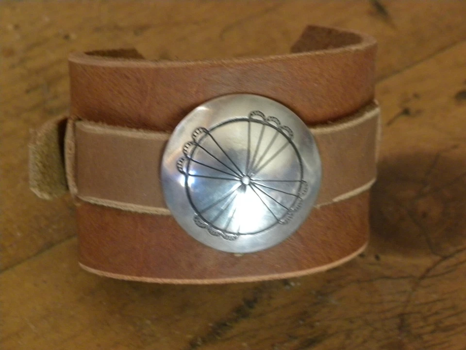 PULSERA CONCHO DE CUERO Y PLATA DE LEY POR SCOTT PARKER HECHA A MANO 7-1/2" Foto 1 de 3