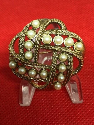 Broche prendedor vintage de perlas de imitación marca 1928 Foto 1 de 4