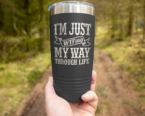 Vaso de café IM JUST WTFING MY WAY THROUGH LIFE divertido vaso de viaje de 20 oz - Imagen 1 de 10