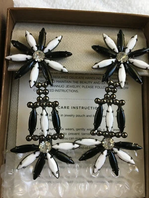 PENDIENTES DANNIJO LAINEY Esmalte Blanco y Negro Post Pendientes Pierced, 2 1/2"  Foto 1 de 4