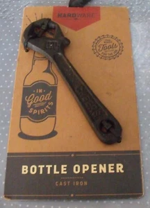 Nuevo Fontanero Mecánico Manitas Broma Comedia Herramienta Llave Hierro Fundido Abridor de Botellas - Imagen 1 de 5