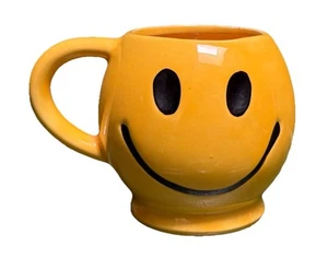 Vintage MCM Retro McCoy Pottery USA Yellow Ceramic Smiley Face Coffee Mug 12 oz - Picture 1 of 6