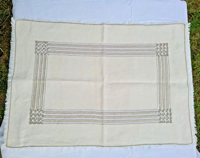 Napperon ou centre de table ancien en lin ?? brodé 58 x 41 cm - Photo 1/4