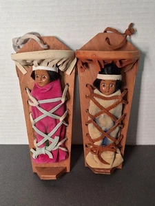 2- Vintage Indianer Indianer Skookum Papoose Puppen ~ Souvenir Puppen - Bild 1 von 11