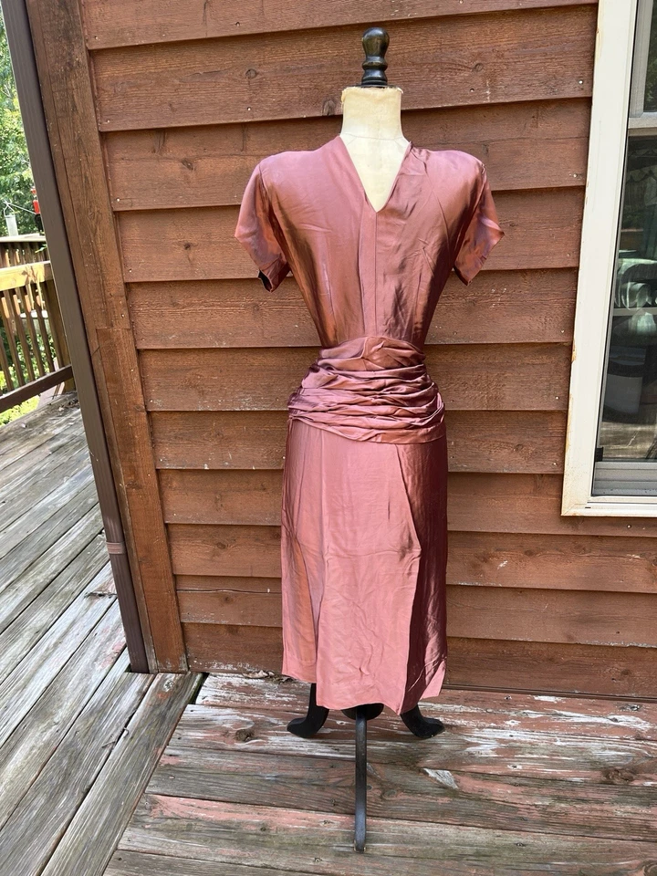 Malva, vestido de noche, vestido de cóctel, hombreras, faja plisada, tela ajustada Foto 1 de 4