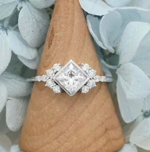 Anillo mínimo de compromiso de boda de oro blanco de 14 K de 1,50 quilates de diamante creado en laboratorio - Imagen 1 de 5