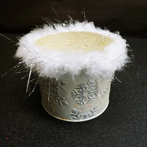 4.5" TallFarmhouse White Snowflake Metal Basket With White Feather Rim - Picture 1 of 9