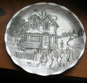 Wendell August Forge 4,25" gehämmerte Platte "Yuletide Carolers" - Bild 1 von 6