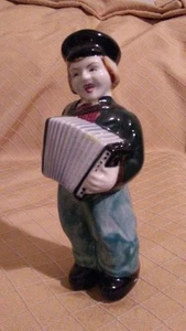  Vintage handbemalter Porzellan Junge spielt sein Akkordeon. - Bild 1 von 4