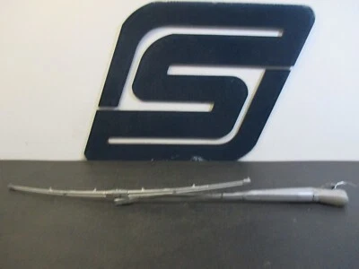 Brazo limpiaparabrisas izquierdo Plymouth Conquest 1988 (defecto: plata pintada) Foto 1 de 4