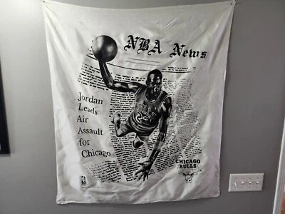 Bandera de Michael Jordan 1989 NBA Noticias Chicago Bulls Asalto Aéreo Raro Colgante Foto 1 de 4