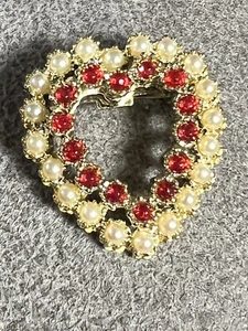 Beautiful Gold Toned Heart Seed Pearl Red Stones Pin Brooch 1” - Picture 1 of 3