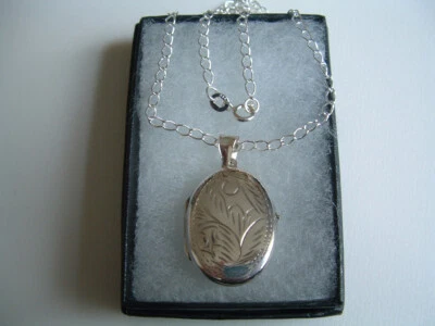 New 925 sterling silver engraved locket and 20inches chain - Image 1 of 4