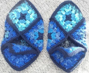 Hausschuhe Puschen Hüttenschuhe 140g Blau-Mix Gr. 36-38 gehäkelt von OmaEle - Bild 1 von 4