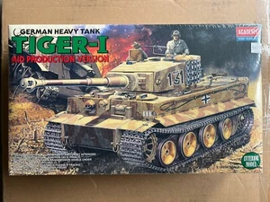 ACADEMY 1387 1/35 CARRO ARMATO PESANTE TEDESCO TIGER I MID PRODUZIONE KIT MODELLINO PLASTICA - Foto 1 di 6