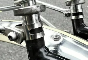 RALEIGH CHOPPER MK3 - NUEVO ACERO INOXIDABLE BARRA SISSY / ABRAZADERAS INFERIORES MONTAJE EN RACK x 2 - Imagen 1 de 3