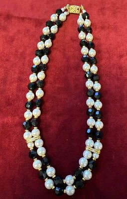 Collar de perlas de imitación de doble hilo con cuentas de vidrio negro y 2 espaciadores de diamantes de imitación Foto 1 de 4