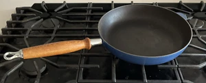 Le Creuset Frankreich blau emailliert Gusseisen #28 Pfanne mit Holzgriff 28 cm/11" EUC - Bild 1 von 6