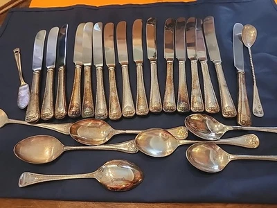 23 piezas. Cuchillos chapados en plata vintage y cucharas de sopa William Adams 2 piezas adicionales.  Foto 1 de 4