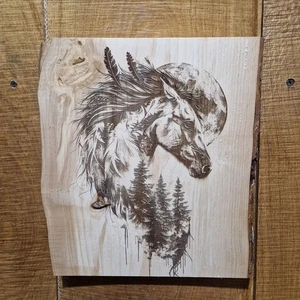 Caballo tribal de pared rústico de aliso Live Edge grabado  - Imagen 1 de 4
