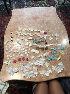 Huge lot of vintage lace flowers and lace trimmings with pearls - Picture 1 of 8