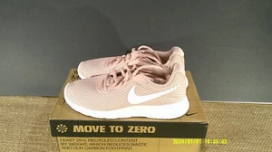 Scarpa da corsa Nike Tanjun DJ6257 600 taglia 5,5 da donna - Foto 1 di 5