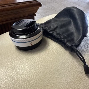 Samsung NX Objektiv 30 mm f/2,0 weiß – schöner Zustand – Verkäufer aus den USA - Bild 1 von 3
