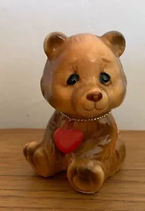 Collana Russ & Berrie Modellino Orso Marrone Seduta in Ceramica con Cuore Su Corda d'Oro - Foto 1 di 8