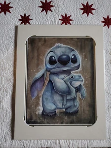 Neu Disney Parks 14" x 18" Passepartout Druck "Toad Hug" von Darren Wilson - STITCH - Bild 1 von 3