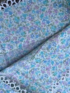 Handgefertigte Vintage Blumen Kissenbezüge, Mehlsack Stoff mit Häkelborte Landhaus - Bild 1 von 7