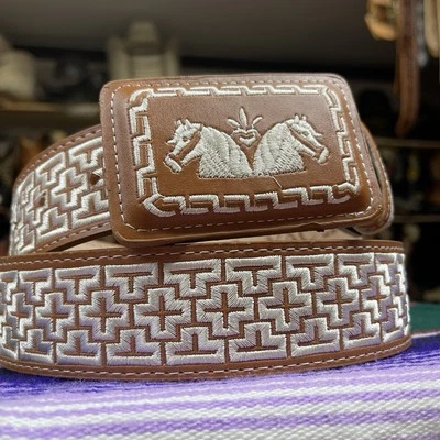 Cinturón Western bordado para hombre. Cinturón vaquero de cuero marrón. Cinto Vaquero. Foto 1 de 4