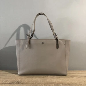 Bolso de Hombro Tory Burch Grande Gris Claro Heron York Hebilla - Imagen 1 de 21
