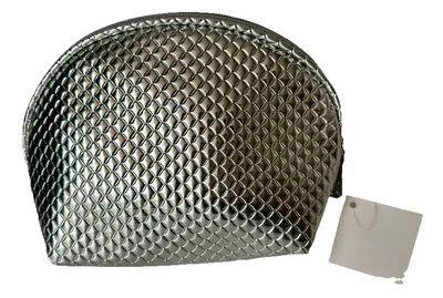 Bolsa de Maquillaje Cosmético Nordstrom Plateada Metálica Cremallera Con Forma de Viaje Foto 1 de 4