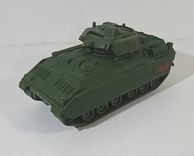De colección Maisto GI Joe Serie M3 Bradley CFV Tanque Verde 3 1/16L, 1 1/2W, 1 1/4H Foto 1 de 4
